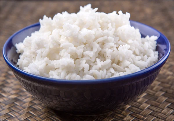 Arroz cozido no vapor em tigela azul — Fotografia de Stock