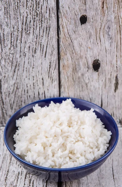 Vařené Rýže Dušená Modré Misce Nad Dřevěné Pozadí — Stock fotografie