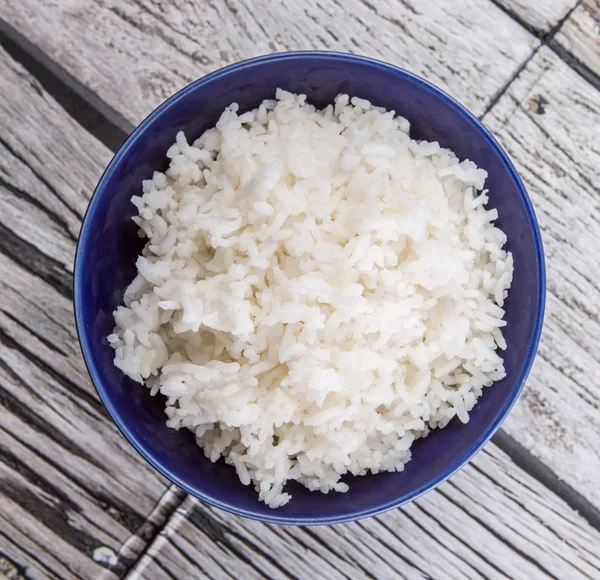 Kokt ris i blå skål — Stockfoto