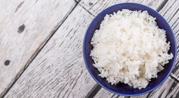 Arroz Cozido Vapor Uma Tigela Azul Sobre Fundo Madeira — Fotografia de Stock