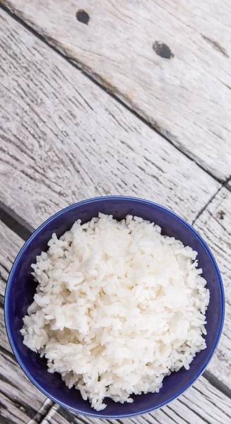 Arroz Cozido Vapor Uma Tigela Azul Sobre Fundo Madeira — Fotografia de Stock