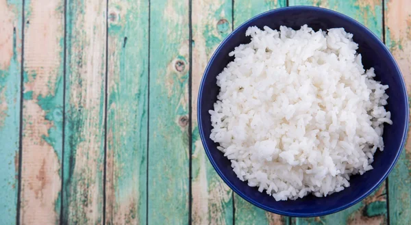 Arroz Cozido Vapor Uma Tigela Azul Sobre Fundo Madeira — Fotografia de Stock