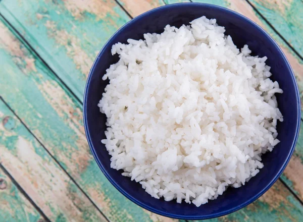 Arroz Cozido Vapor Uma Tigela Azul Sobre Fundo Madeira — Fotografia de Stock