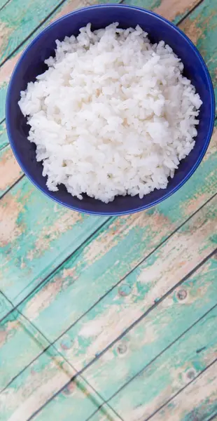 Arroz Cocido Vapor Tazón Azul Sobre Fondo Madera — Foto de Stock