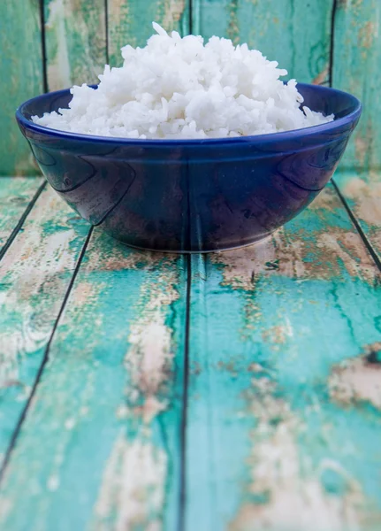 Arroz Cocido Vapor Tazón Azul Sobre Fondo Madera — Foto de Stock