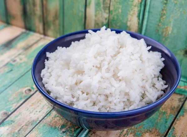 Arroz cozido no vapor em tigela azul — Fotografia de Stock