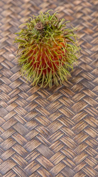 Owoców Egzotycznych Smaczne Słodkie Rambutan Ponad Tło Wiklina — Zdjęcie stockowe