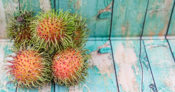 Owoców Egzotycznych Smaczne Słodkie Rambutan Nad Drewniane Tła — Zdjęcie stockowe
