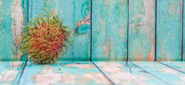 Dulce Exótica Deliciosa Fruta Rambután Sobre Fondo Madera — Foto de Stock