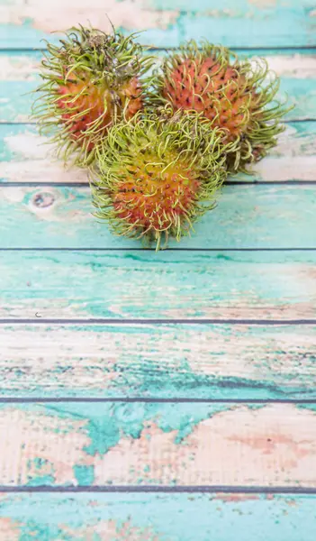 Owoców Egzotycznych Smaczne Słodkie Rambutan Nad Drewniane Tła — Zdjęcie stockowe