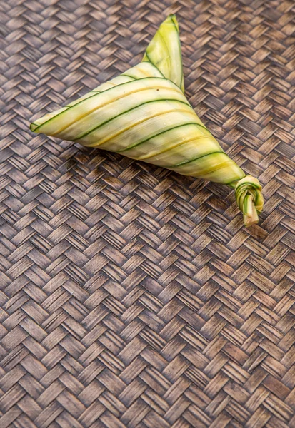 Arroz malaio despejando Ketupat Daun Palas — Fotografia de Stock