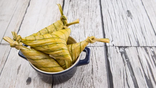 Malaiischer Reis üppige Ketupat daun palas — Stockfoto