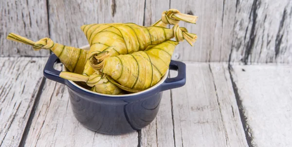 Malaiischer Reis üppige Ketupat daun palas — Stockfoto