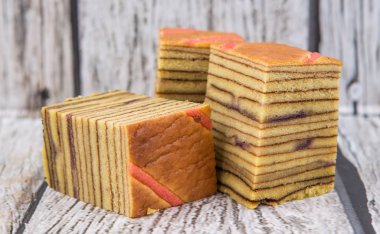 Malezya yemek Kek Lapis Sarawak veya Sarawak kek ahşap arka plan üzerinde katmanlı