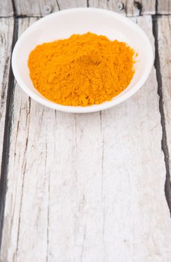 zerdeçal tozu beyaz kase