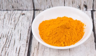 zerdeçal tozu beyaz kase