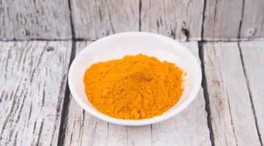 zerdeçal tozu beyaz kase