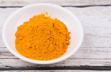 zerdeçal tozu beyaz kase