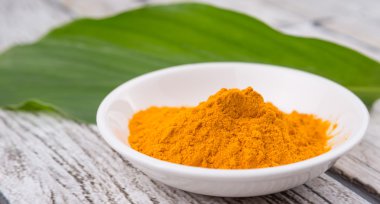 Zerdeçal tozu ve zerdeçal yaprakları