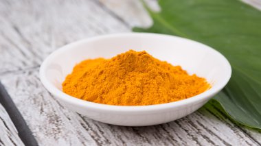 Zerdeçal tozu ve zerdeçal yaprakları