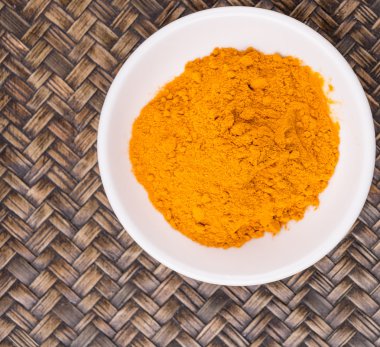 zerdeçal tozu beyaz kase