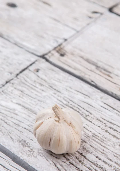 Alho sobre fundo de madeira — Fotografia de Stock