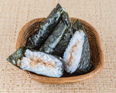 Japon pirinç topu ile yosun sarılmış