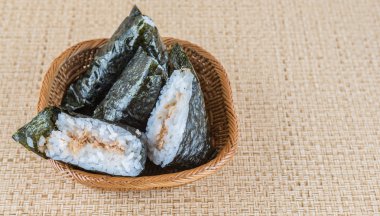 Japon pirinç topu ile yosun sarılmış