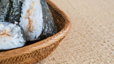 Japon pirinç topu ile yosun sarılmış