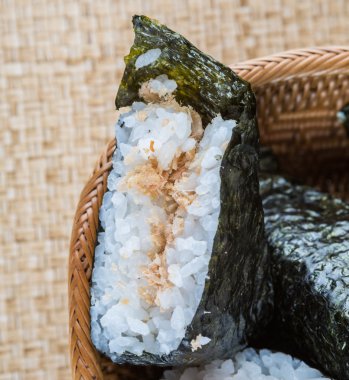 Japon pirinç topu ile yosun sarılmış