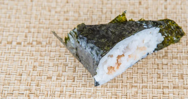 Японский рисовый шар, завернутый в водоросли — стоковое фото