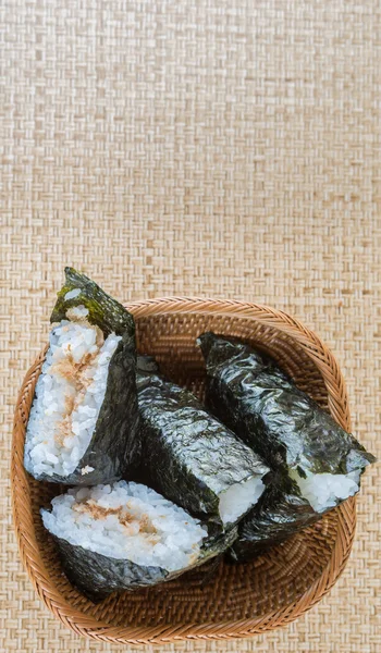 Популярный Японский Рисовый Шар Завернутый Морские Водоросли Местный Известный Онигири — стоковое фото