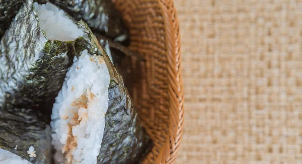 Japanilainen riisi pallo kääritty merilevää — kuvapankkivalokuva