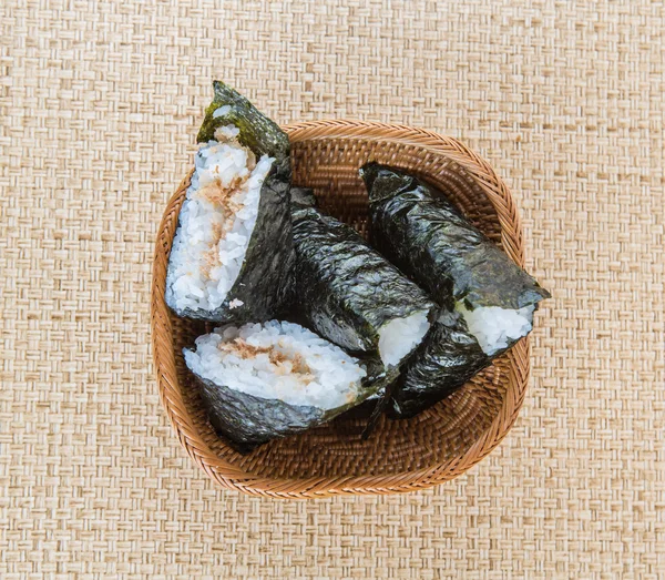 Japanische Reisbällchen mit Algen umwickelt — Stockfoto