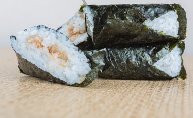 Japon pirinç topu ile yosun sarılmış