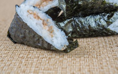 Japon pirinç topu ile yosun sarılmış