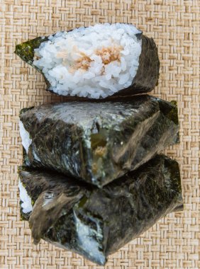 Japon pirinç topu ile yosun sarılmış