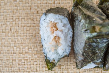 Japon pirinç topu ile yosun sarılmış