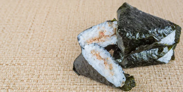 Japanische Reisbällchen mit Algen umwickelt — Stockfoto