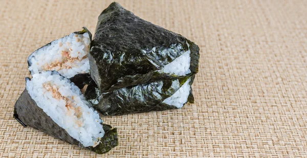 Népszerű Japán Rizs Labda Burkolózva Hínár Vagy Helyben Ismert Onigiri — Stock Fotó