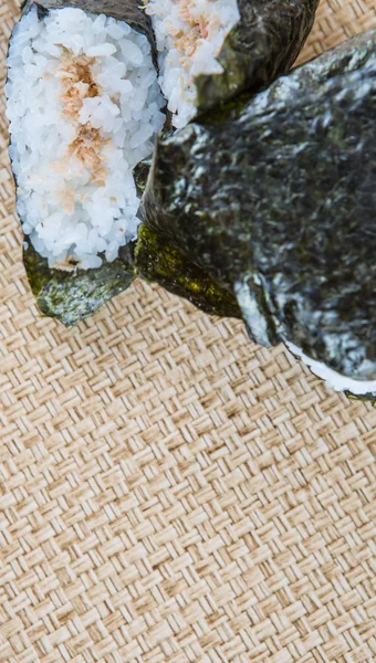 日本水稻球包裹着海藻 — 图库照片