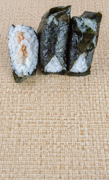 Японский рисовый шар, завернутый в водоросли — стоковое фото