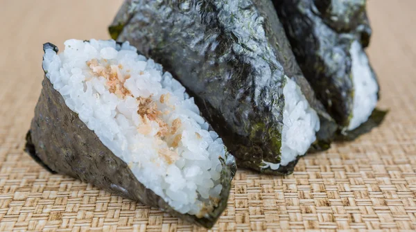 Japoński ryż piłkę z wodorostów — Zdjęcie stockowe