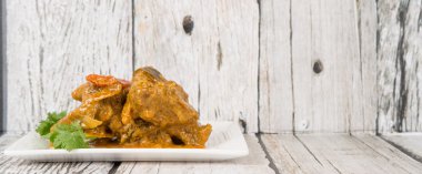 Kuzu köri beyaz plaka