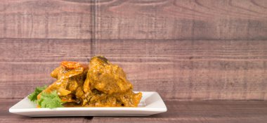 Kuzu köri beyaz plaka