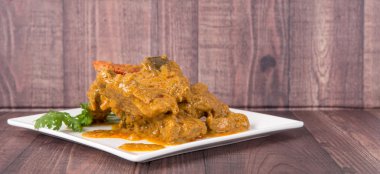 Kuzu köri beyaz plaka