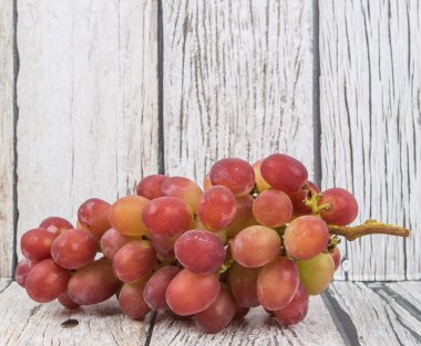 Bir sürü kırmızı üzüm.