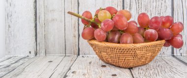 Bir sürü kırmızı üzüm.