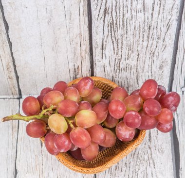 Bir sürü kırmızı üzüm.