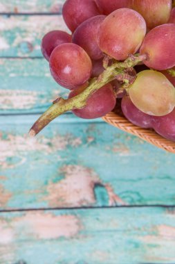 Bir sürü kırmızı üzüm.